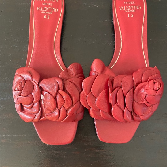 Valentino - Atelier Valentino Garavani - Red leather floral appliqué flat sandal - Picture 9 of 16